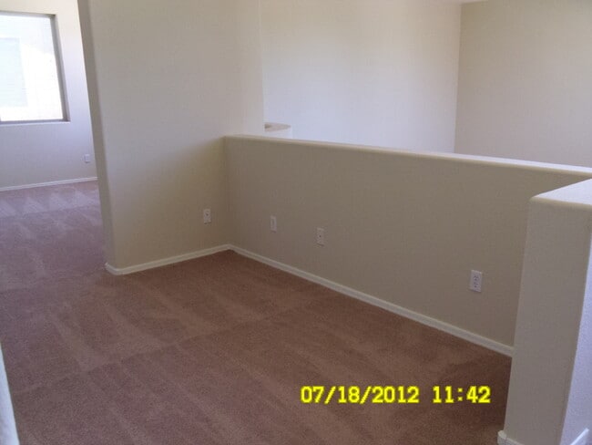 Building Photo - FANTASTIC 4 BED, 2.5 BATH HOME WITH POOL ,...