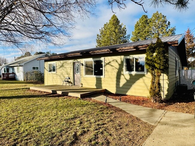 Building Photo - Experience contemporary comfort and exceptional convenience in this elegantly updated 3-bedroom, ...