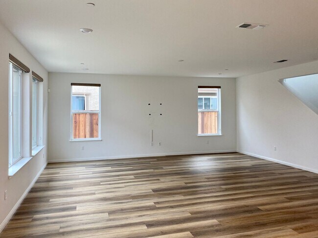 Foto del edificio - Stunning Home with 4 Bedrooms 3 Bathrooms ...