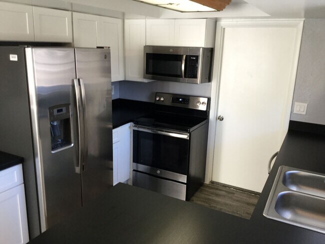 Foto del edificio - LAKE DEXTER WOODS REMODELED 3BR/2.5BA