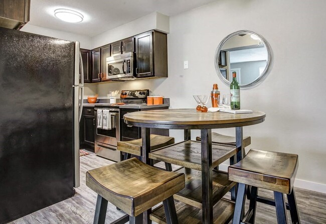 Recibe a tus invitados en estilo en cocinas renovadas y salas de comedor. - Charleston Apartments