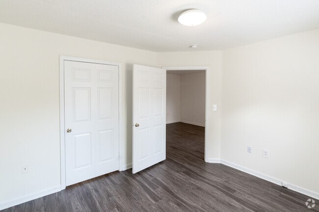 4BD,2BA-1205 SF - Pendleton Townhome Apartments