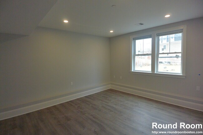 Building Photo - 120 Kenrick St