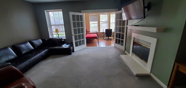 Foto del edificio - 5803 Waterman Blvd