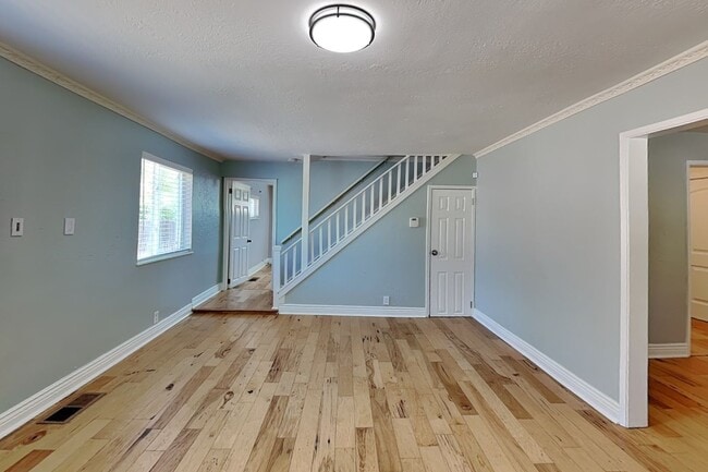 Building Photo - Spacious Colonial Heights Bungalow