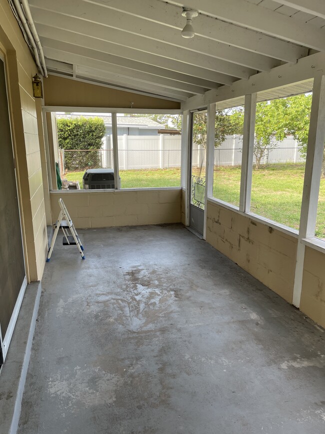 Building Photo - 627 Carnation Dr