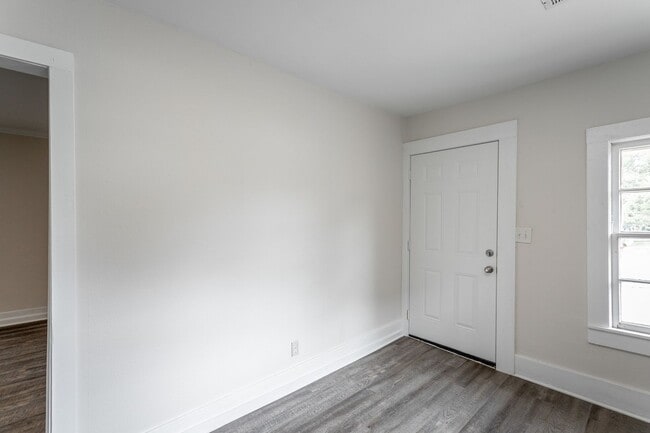 Building Photo - 2 Bedroom Home Just Off Main Street in Mill Town