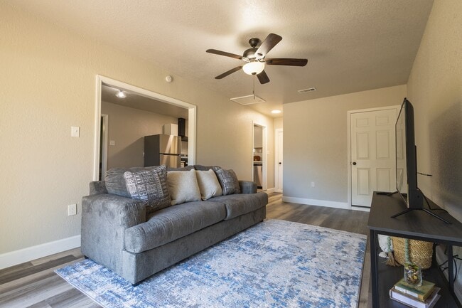 Building Photo - 106 Mimosa St