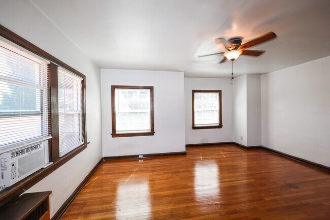 Foto del edificio - 335 E Broadway