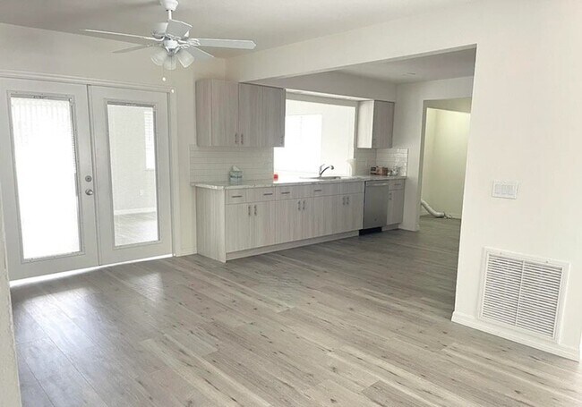Building Photo - 2049 Gloria Cir