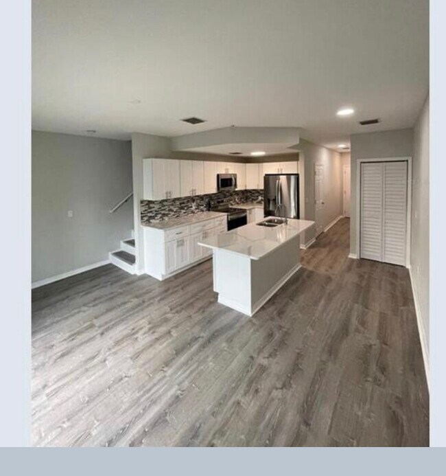 Full kitchen - 4350 Tyler Cir N Townhome