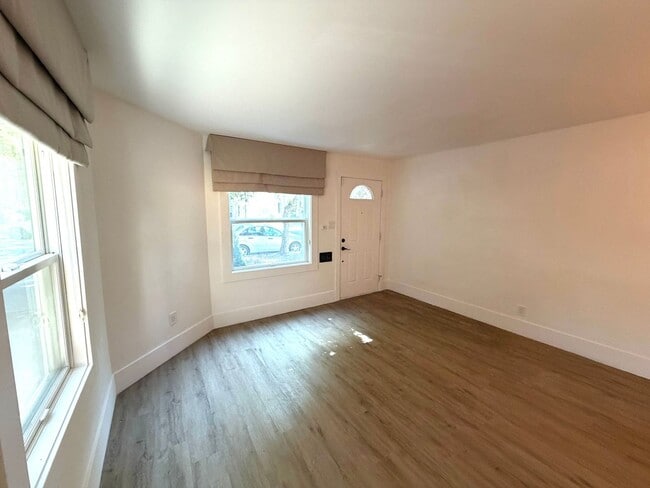 Building Photo - Tastefully remodeled Midtown Sacramento Apartment with Private Backyard Patio!