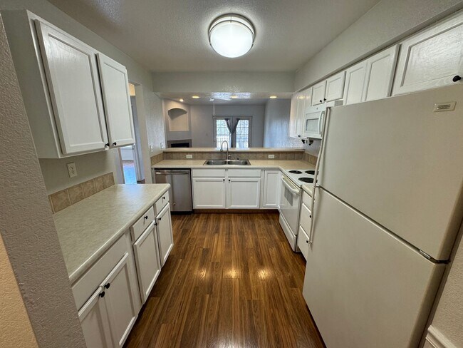Building Photo - Bright, open, 2nd story condo - perfect fo...
