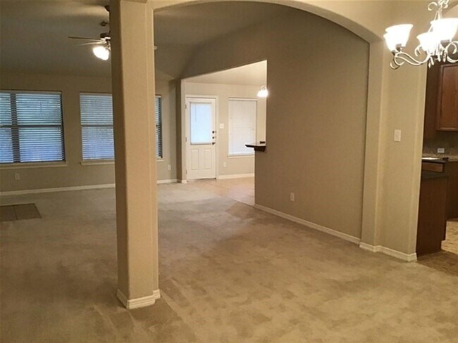 Building Photo - 8014 N Tarrytown Crossing Dr