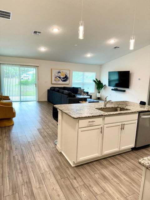 Foto del edificio - Beautiful open floorplan, split bedrooms, granite counter tops, inside laundry, built 2021. Vault...