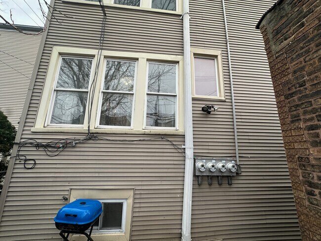 Building Photo - 2736 W Giddings St
