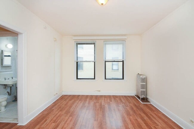 Foto del edificio - 3335 W Diversey Ave