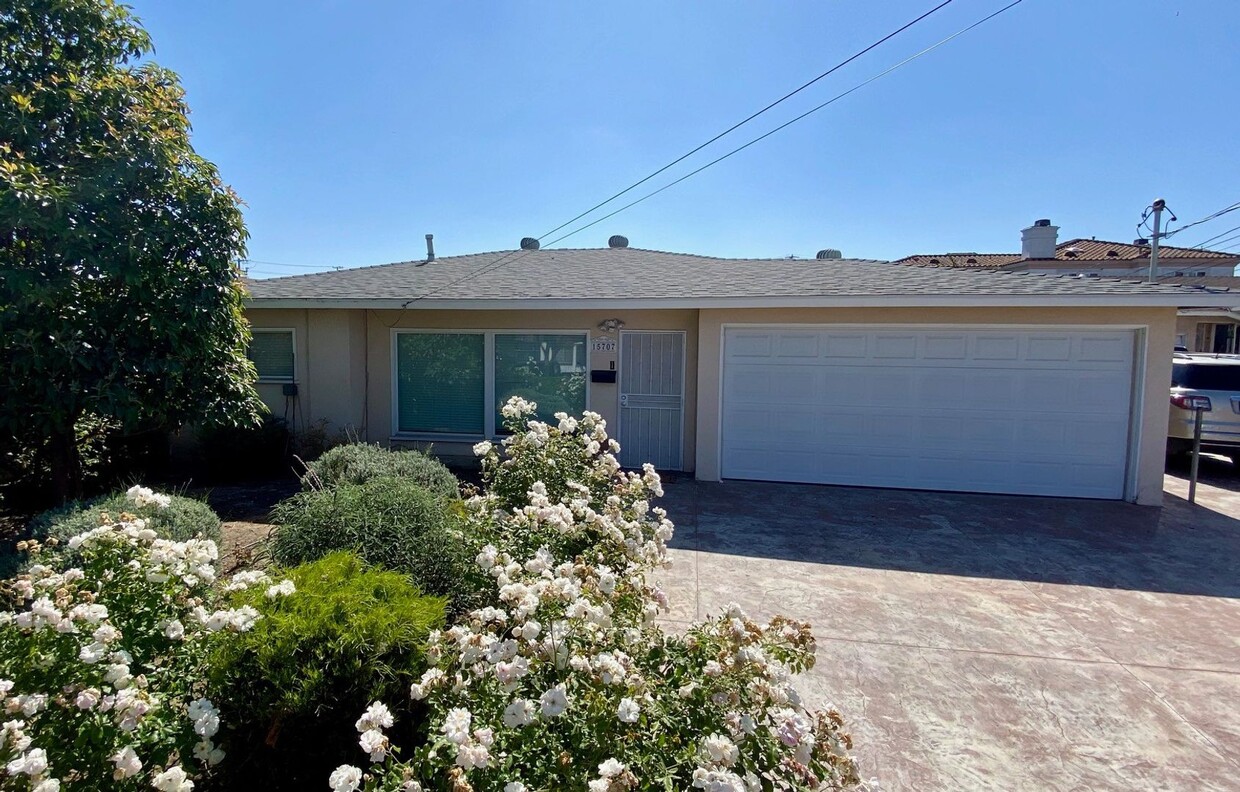 Foto principal - 15707-15707 1/2 Larch Ave.
