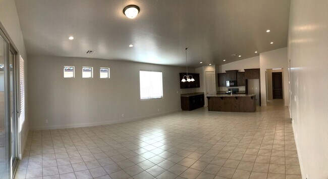 Building Photo - Beautiful like New 3 bedroom, 3 bath home ...