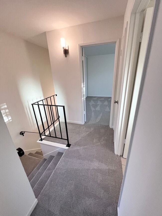 Building Photo - Newly Renovated 2x1 behind Bon Air!