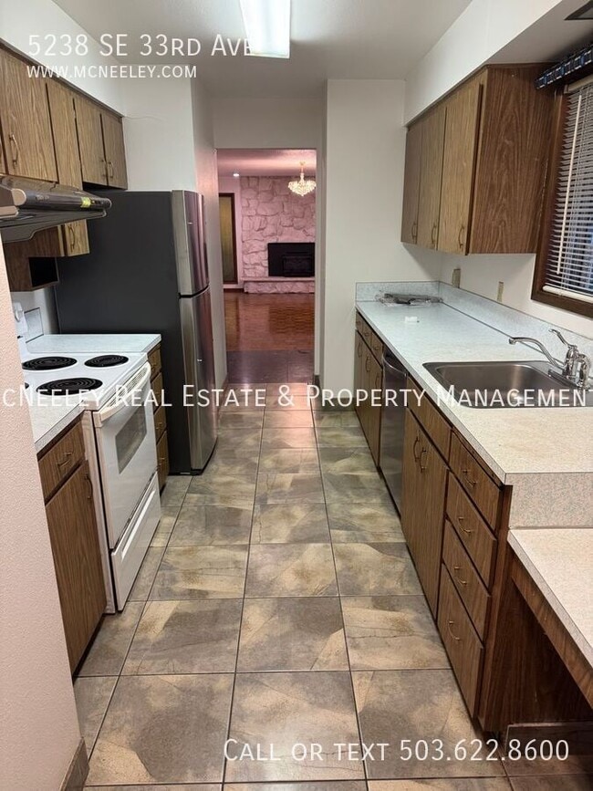 Building Photo - 5238 SE 33rd Ave