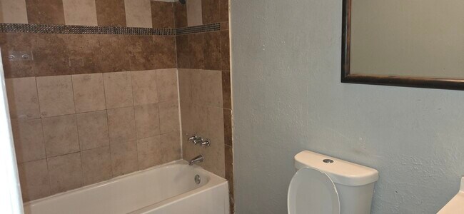 Foto del edificio - 5620 Hollow Pines Dr
