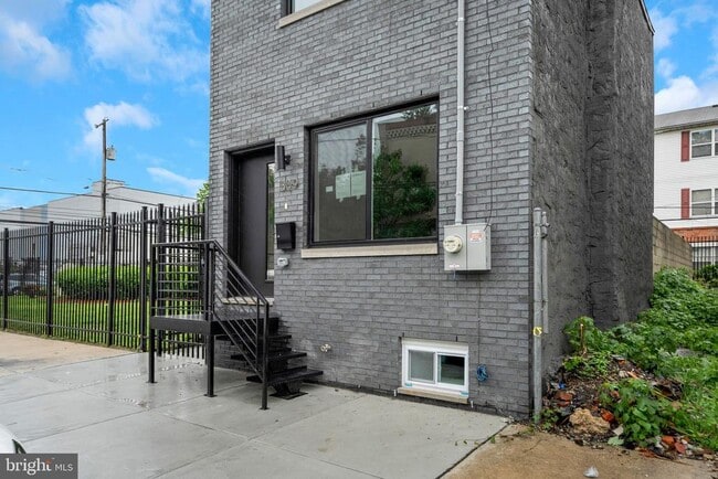 Building Photo - 1309 S 32nd St