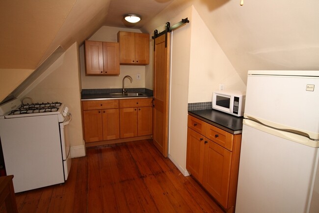Building Photo - 42 Salcombe St