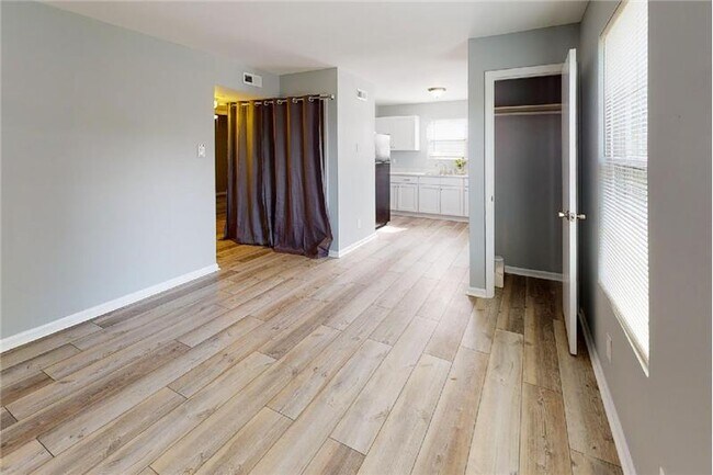 Photo - 1003 Lowry AVE Apartment