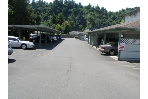 Estacionamiento cubierto - Columbia Valley Garden Apartments