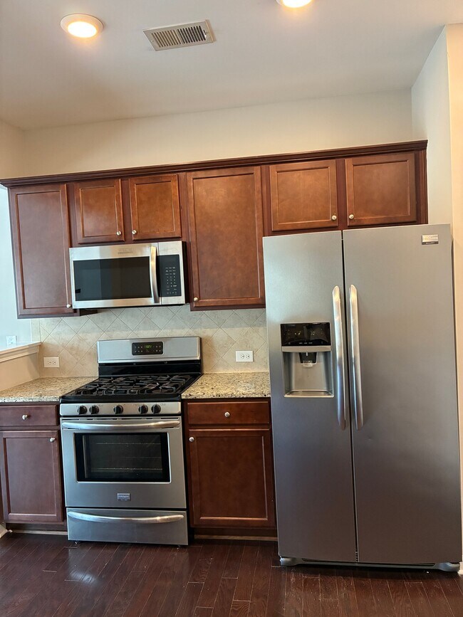 Building Photo - 1335 Hampton Oaks Dr