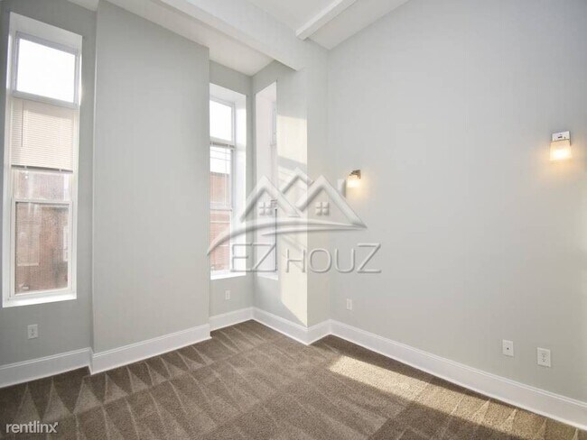 Building Photo - 143 E North Ave