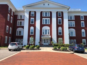 Building Photo - 100 W Village Dr