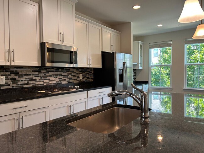 Foto del edificio - 4 level townhome in Westmoore ready for mo...