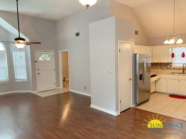 Foto del edificio - Beautiful Two Bedroom with Converted Garage in FWB!