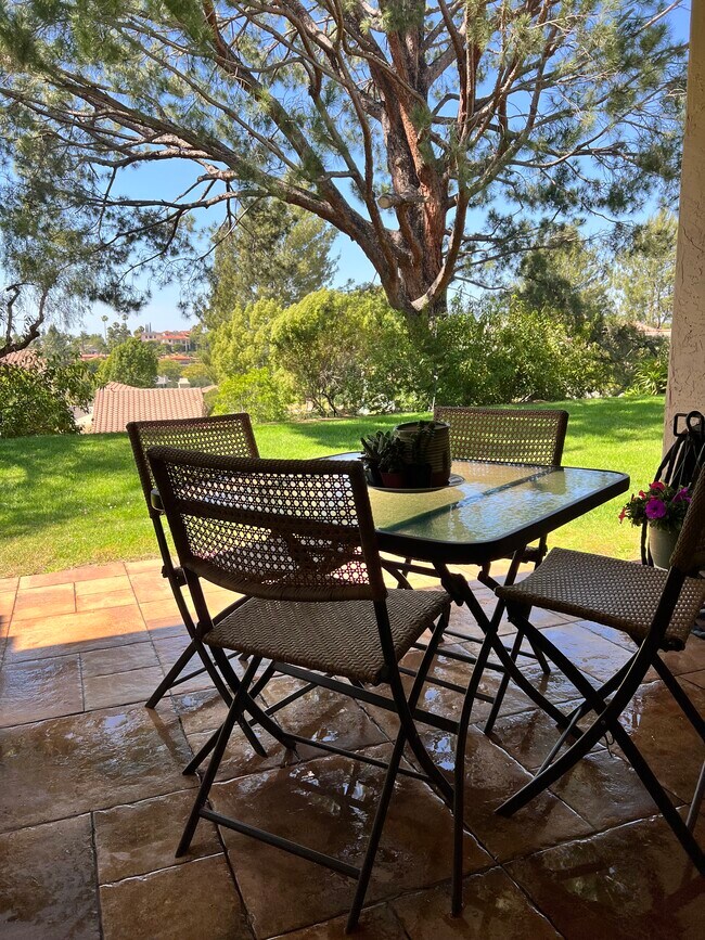 Patio con vistas al vecindario. - 17738 Valle de Lobo Dr