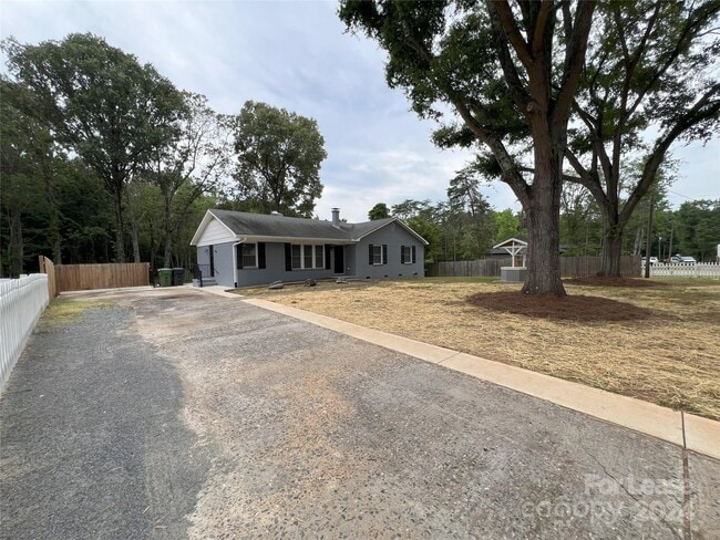 Building Photo - 17120 Green Hill Rd