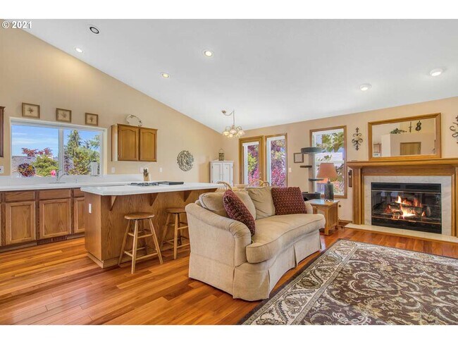 Kitchen/Family Rm - 3196 SW Tegart Ave