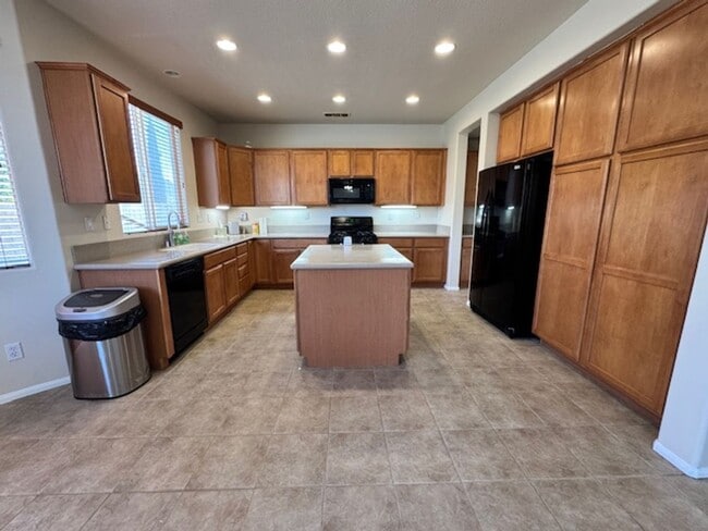 Building Photo - Gorgeous Westside 5 + 3 With Solar - $3700