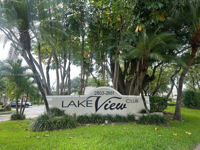 Foto del edificio - 2841 N Oakland Forest Dr