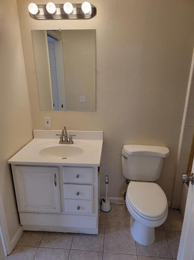 Building Photo - Freshly Updated 2BD/1.5BA Condo in Auburn ...