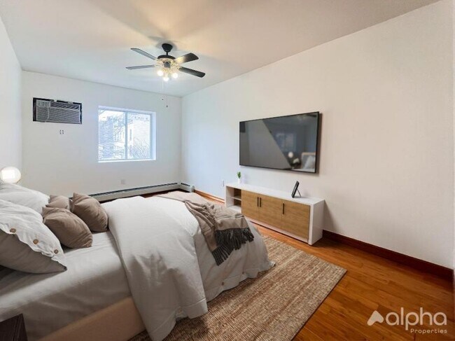 Foto del edificio - 3 bedroom in BRONX NY 10456