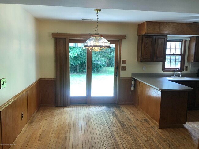 Building Photo - 1721 Mohawk Dr