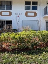 Building Photo - 1219 S Lakes End Dr