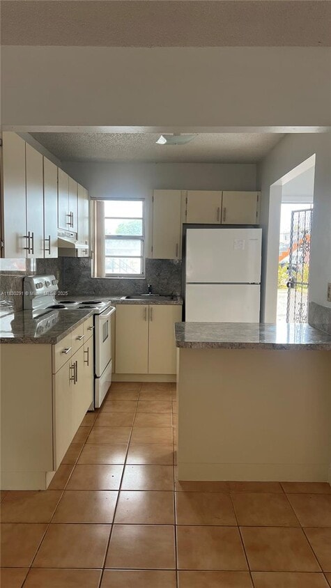 Primary Photo - 120 W 9th St