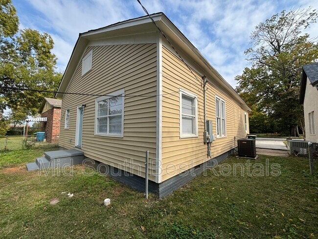 Building Photo - 1412 S Izard St
