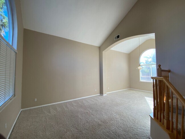 Foto del edificio - Large Exquisite Home in Highly Sought Afte...