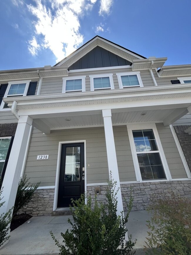 Building Photo - Townhome less than 2 miles from Downtown C...