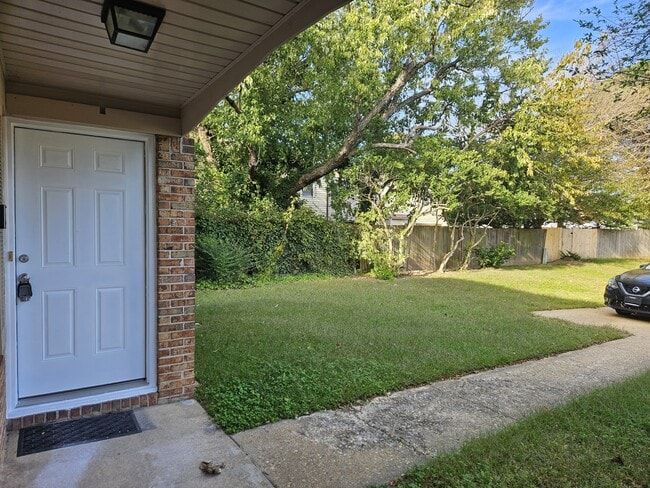 Foto del edificio - 723 Atterbury Ct