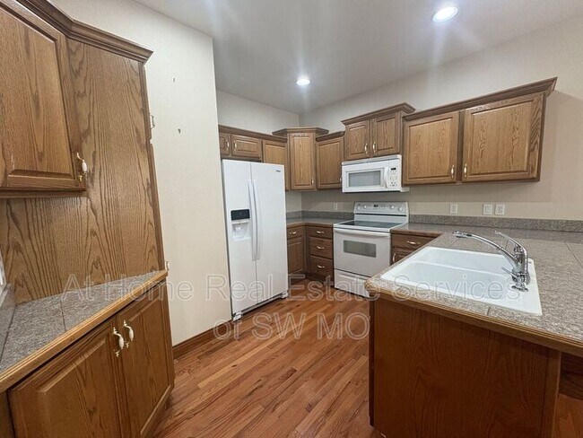 Building Photo - 5595 N 17th St